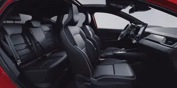 Vista lateral de los asientos de piel del Renault Captur 2024, enfatizando su ergonomía y diseño moderno.