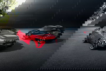 Vista frontal y lateral del nuevo Renault Captur 2024, destacando su diseño audaz.