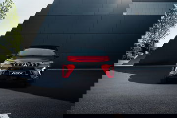 Vista delantera del Renault Captur 2024 destacando su diseño audaz y moderno.