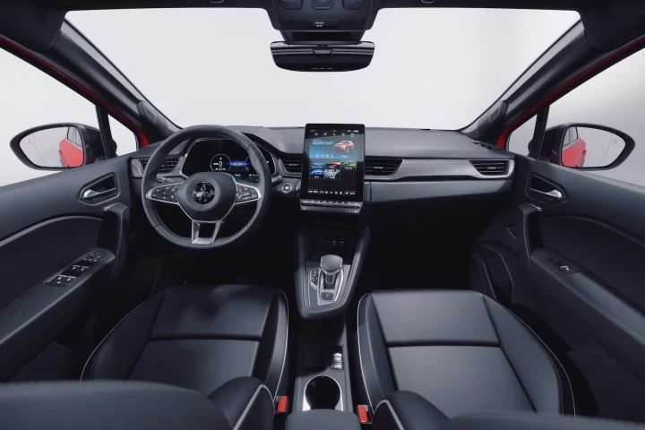 Vista moderna y minimalista del habitáculo del Renault Captur 2024, destacando su pantalla central.