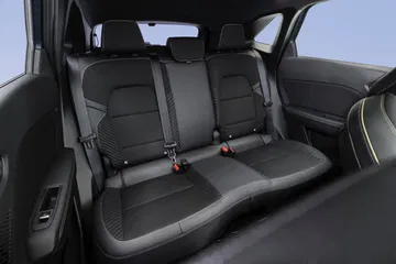 Vista de la banqueta trasera del Renault Symbioz, resaltando su diseño y acabados.
