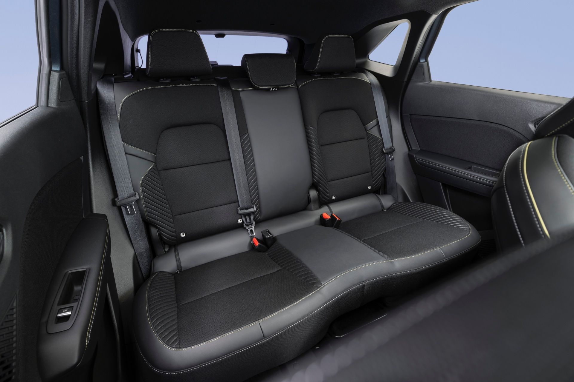 Vista de la banqueta trasera del Renault Symbioz, resaltando su diseño y acabados.