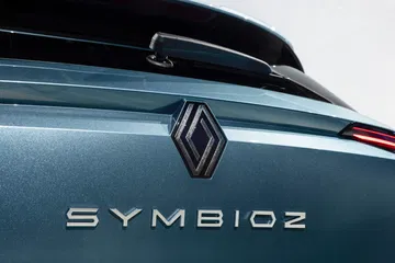 Vista detallada del emblema y nombre del modelo Renault Symbioz.