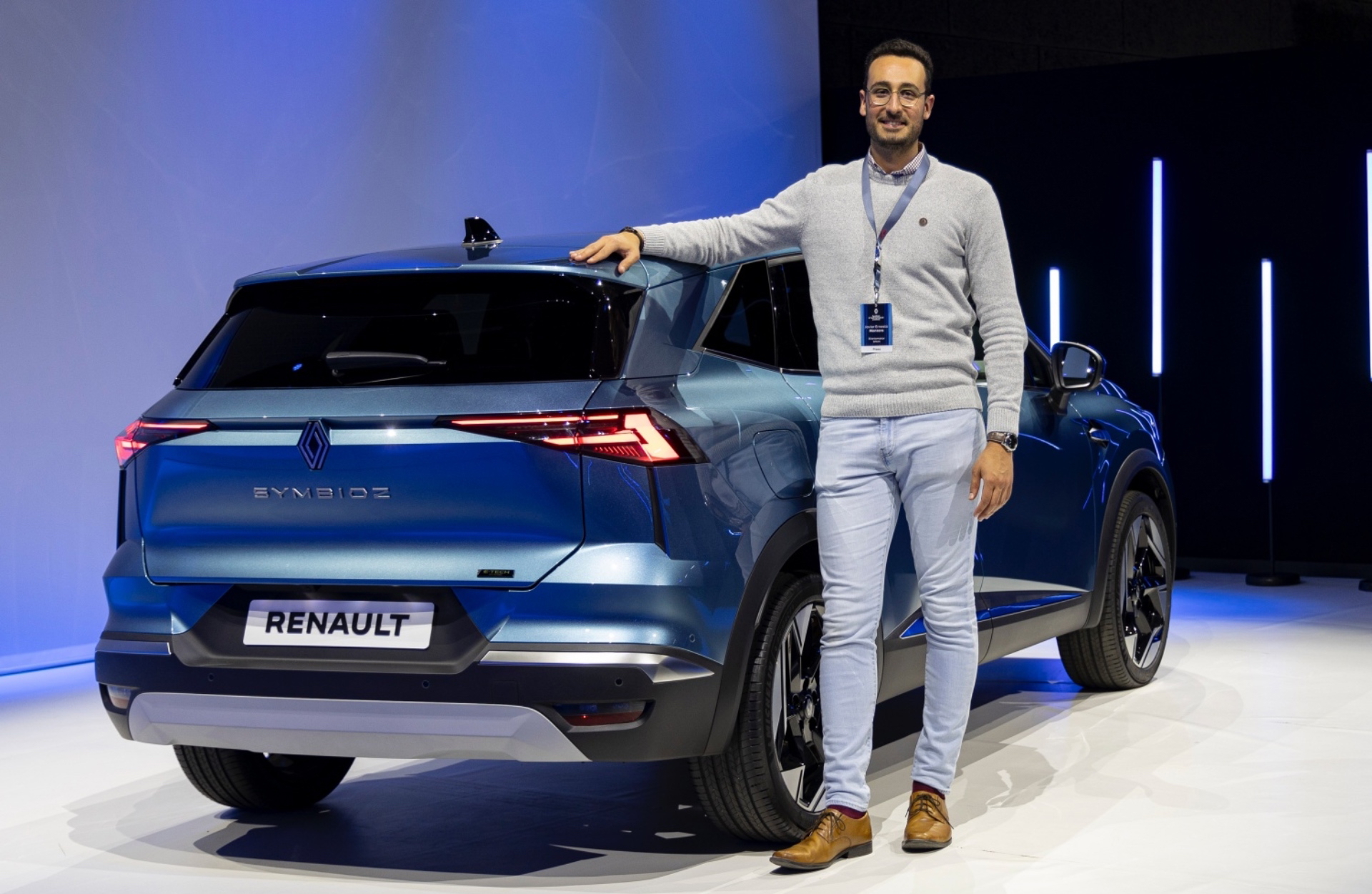 Vista trasera lateral del Renault Symbioz, destacando su diseño futurista y líneas aerodinámicas.