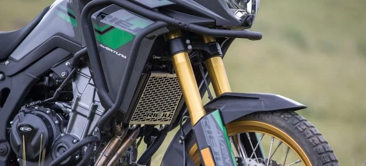 Imagen de un repost: Con 40 litros de depósito y 1.000 km de autonomía, esta trail española con acento chino es exótica, asequible y compatible con el A2