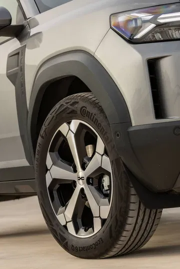 Vista cercana a los rines de aleación del Dacia Duster, destacan su diseño robusto.