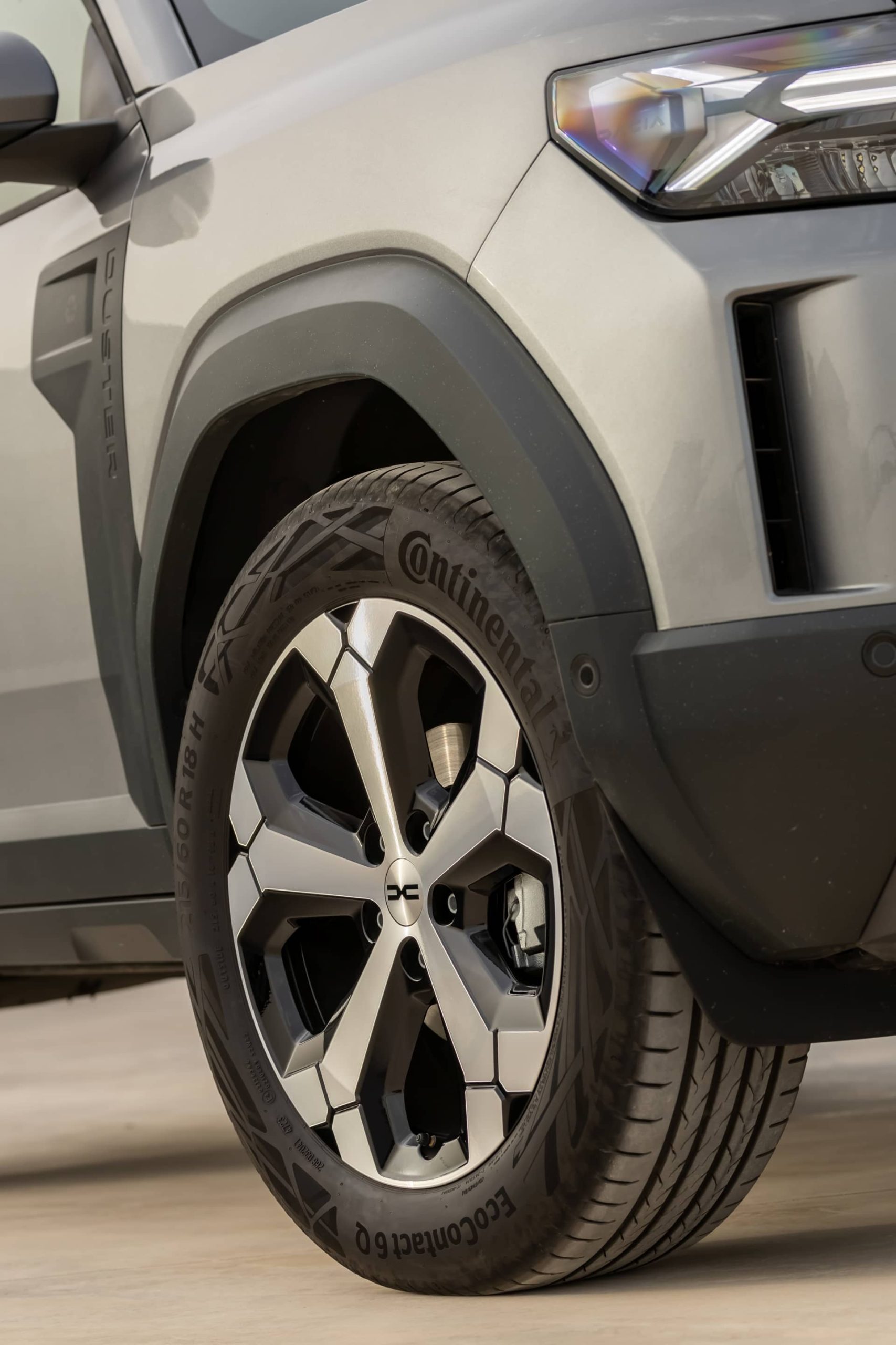 Vista cercana a los rines de aleación del Dacia Duster, destacan su diseño robusto.