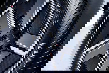 Primer plano de rueda deportiva con acabado en negro y detalles en plateado.
