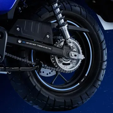 Vista en detalle de la rueda trasera con sistema de transmisión por cadena.