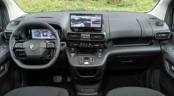 Vista completa del salpicadero del Citroën Berlingo, mostrando pantalla y volante.