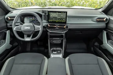 Vista frontal del salpicadero del Dacia Duster destacando su diseño y ergonomía.