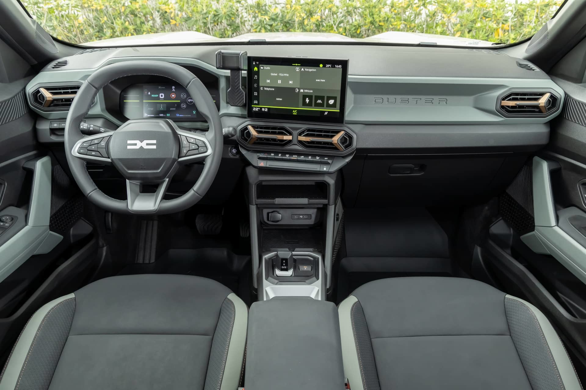 Vista frontal del salpicadero del Dacia Duster destacando su diseño y ergonomía.