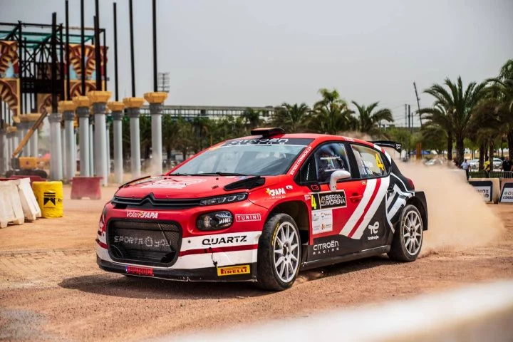 Citroën competición derrapando con habilidad en Rally Sierra Morena