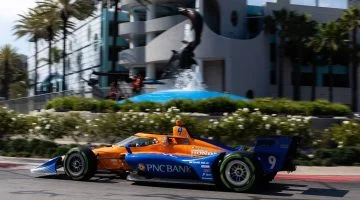 Monoplaza de Scott Dixon del equipo Chip Ganassi Racing en acción en Long Beach, equipado con motor Honda.