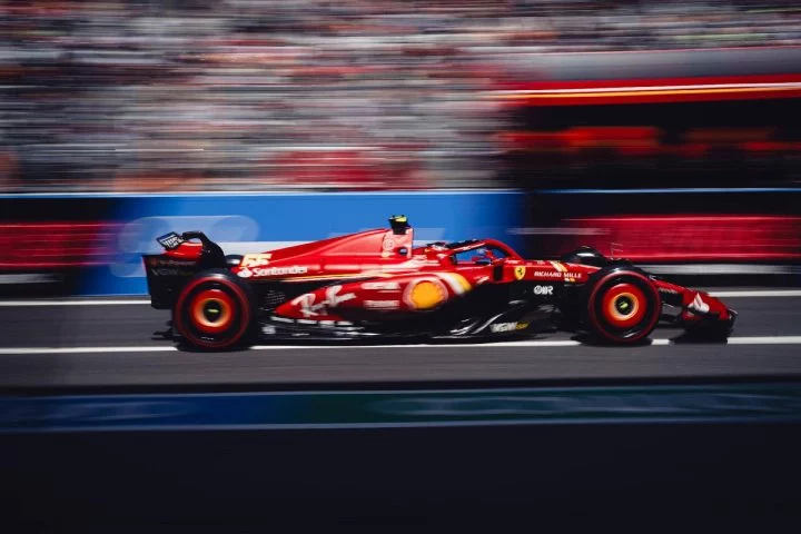 Vista dinámica lateral del Scuderia Ferrari en acción, GP de Japón