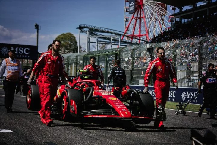 Imagen de un monoplaza de Scuderia Ferrari en el GP de Japón, rodeado por su equipo.