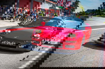 Honda NSX rojo capturado en el trazado del circuito, homenaje al legado de Senna.