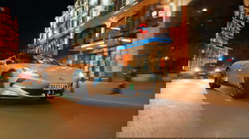 Vista dinámica lateral de un MG Cyberster en movimiento nocturno