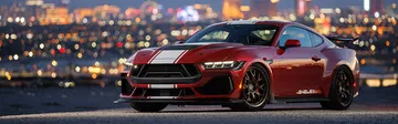 Silueta lateral del Shelby Super Snake con la ciudad al fondo.