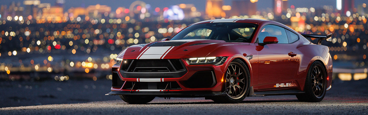 Silueta lateral del Shelby Super Snake con la ciudad al fondo.