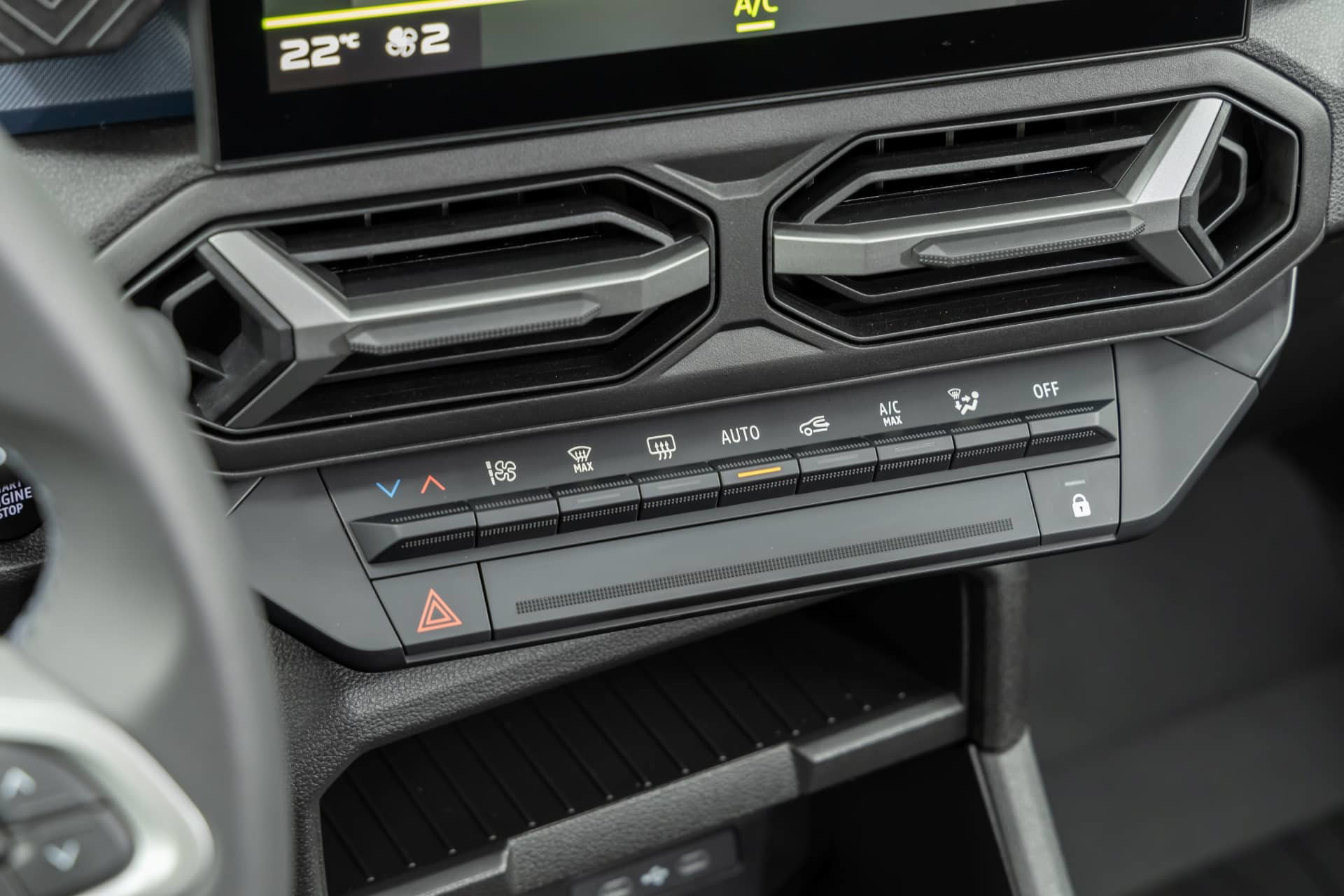 Vista del sistema de climatización del Dacia Duster, con controles manuales.