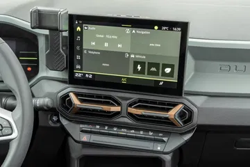 Vista del sistema de infotainment y controles de climatización.