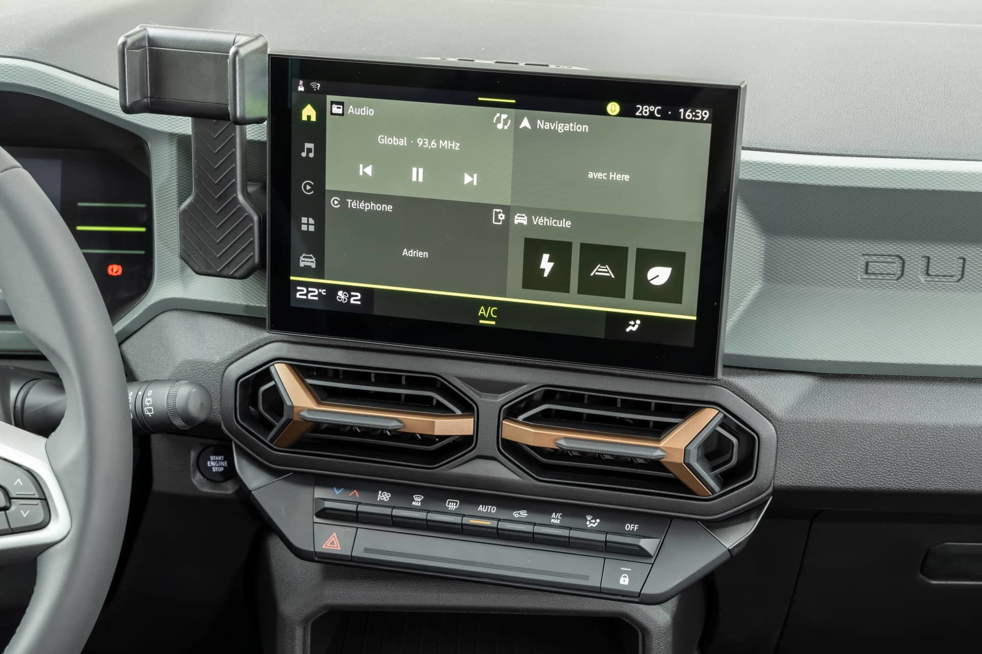Vista del sistema de infotainment y controles de climatización.