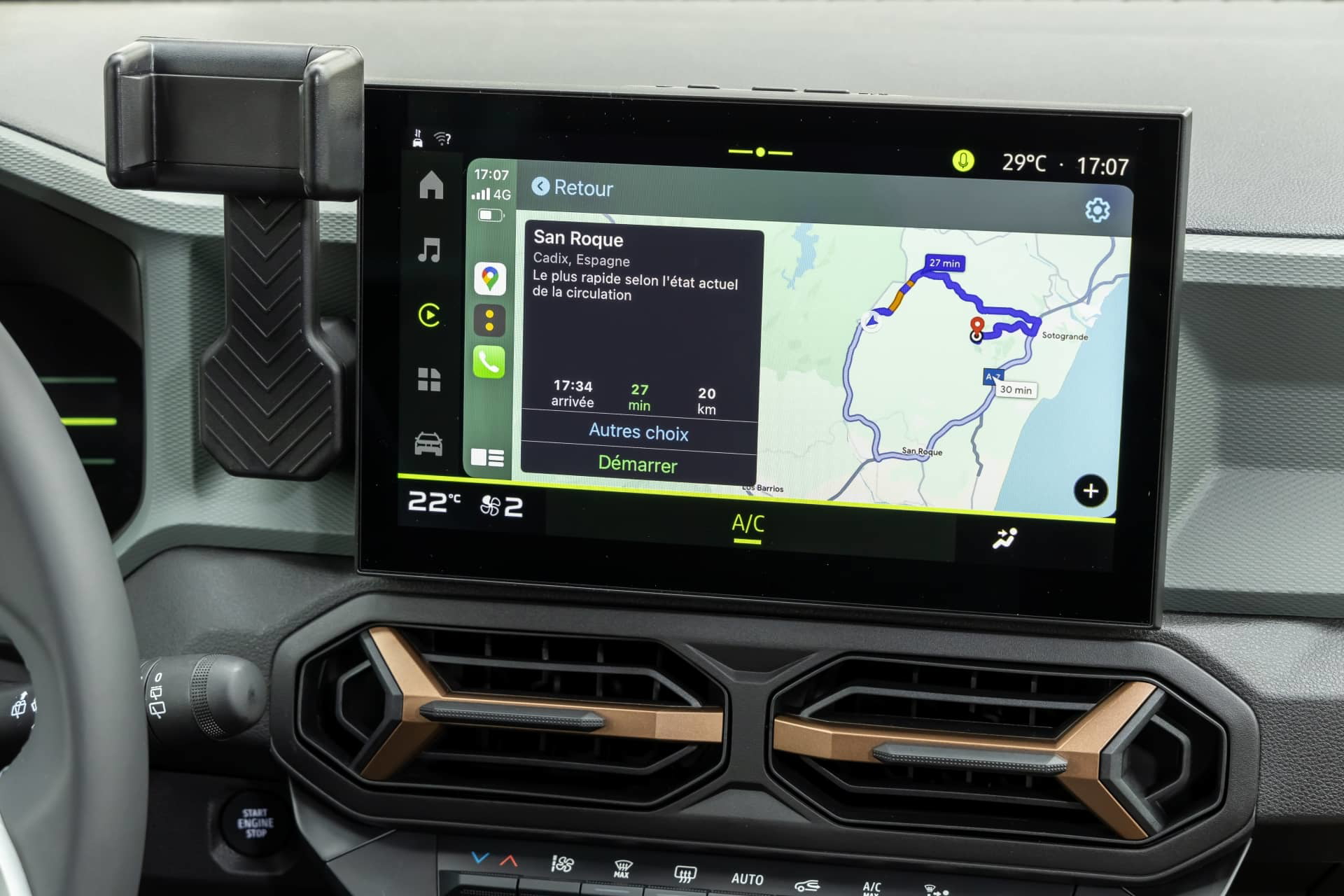 Vista del sistema de infotainment con pantalla táctil en el Dacia Duster.