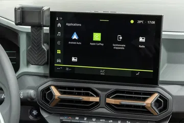 Vista del sistema de infotainment del Dacia Duster con pantalla táctil.