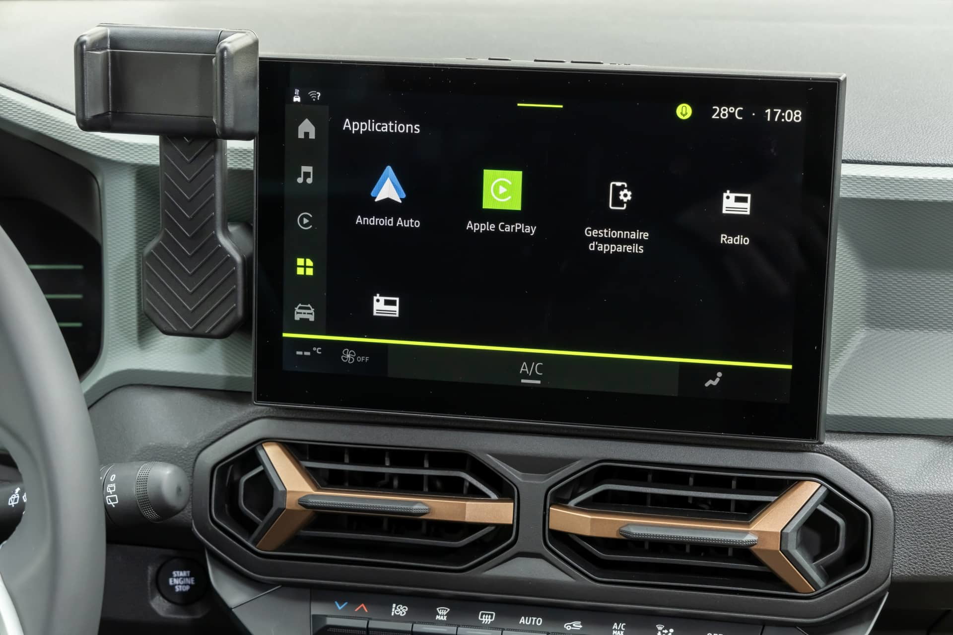 Vista del sistema de infotainment del Dacia Duster con pantalla táctil.