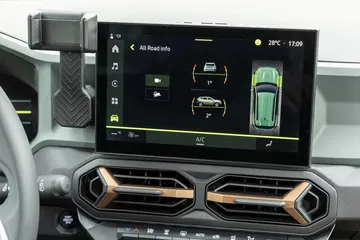 Pantalla del sistema de infotainment destacando sus funcionalidades y diseño.