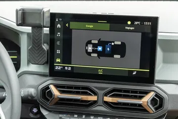 Vista del sistema de infotainment del Dacia Duster con pantalla táctil.