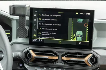 Vista del sistema de infotainment del Dacia Duster con pantalla táctil.