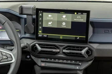 Vista cercana del sistema de infotainment del Dacia Duster.