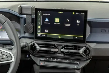 Vista del sistema de infotainment del Dacia Duster, claramente enfocado y funcional.