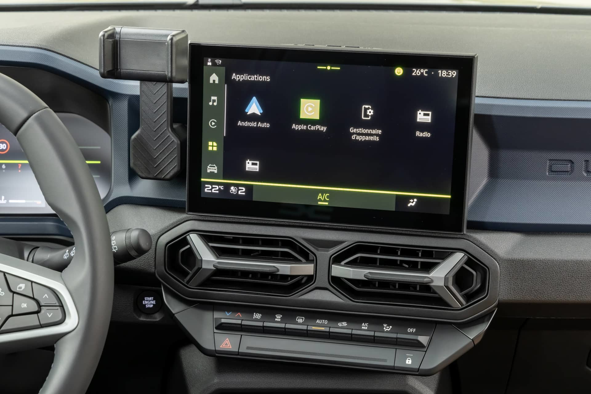 Vista del sistema de infotainment del Dacia Duster, claramente enfocado y funcional.