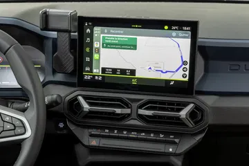Vista del sistema de infotainment del Dacia Duster, nítido y funcional.