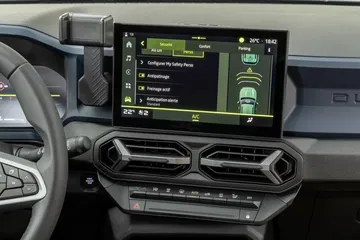 Vista detallada del sistema de infotainment del Dacia Duster.