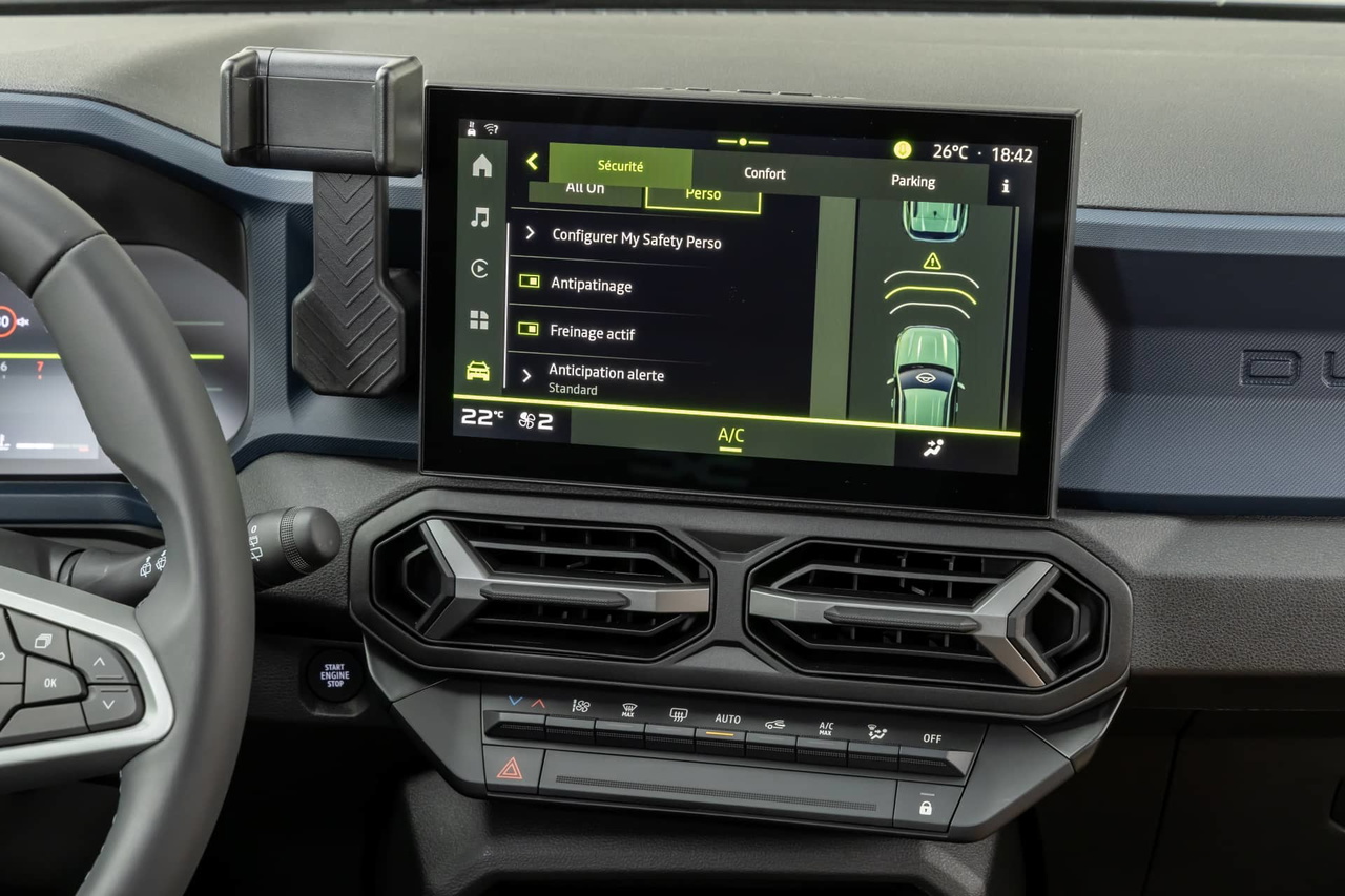 Vista detallada del sistema de infotainment del Dacia Duster.
