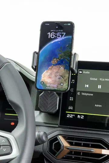 Vista del sistema de entretenimiento y soporte de smartphone integrado.