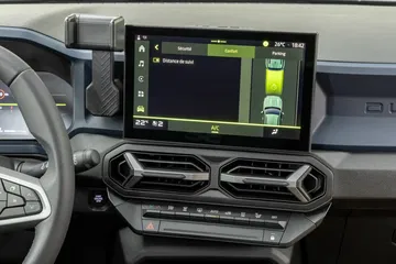 Vista del sistema multimedia integrado en el Dacia Duster.