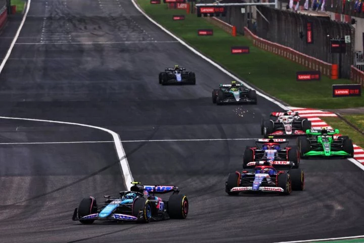 Vista lateral de monoplazas en plena competición, demostrando la emoción de la F1.