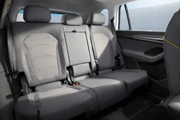Vista de la fila trasera de asientos del Škoda Kodiaq 2024, tapicería en tonos grises.