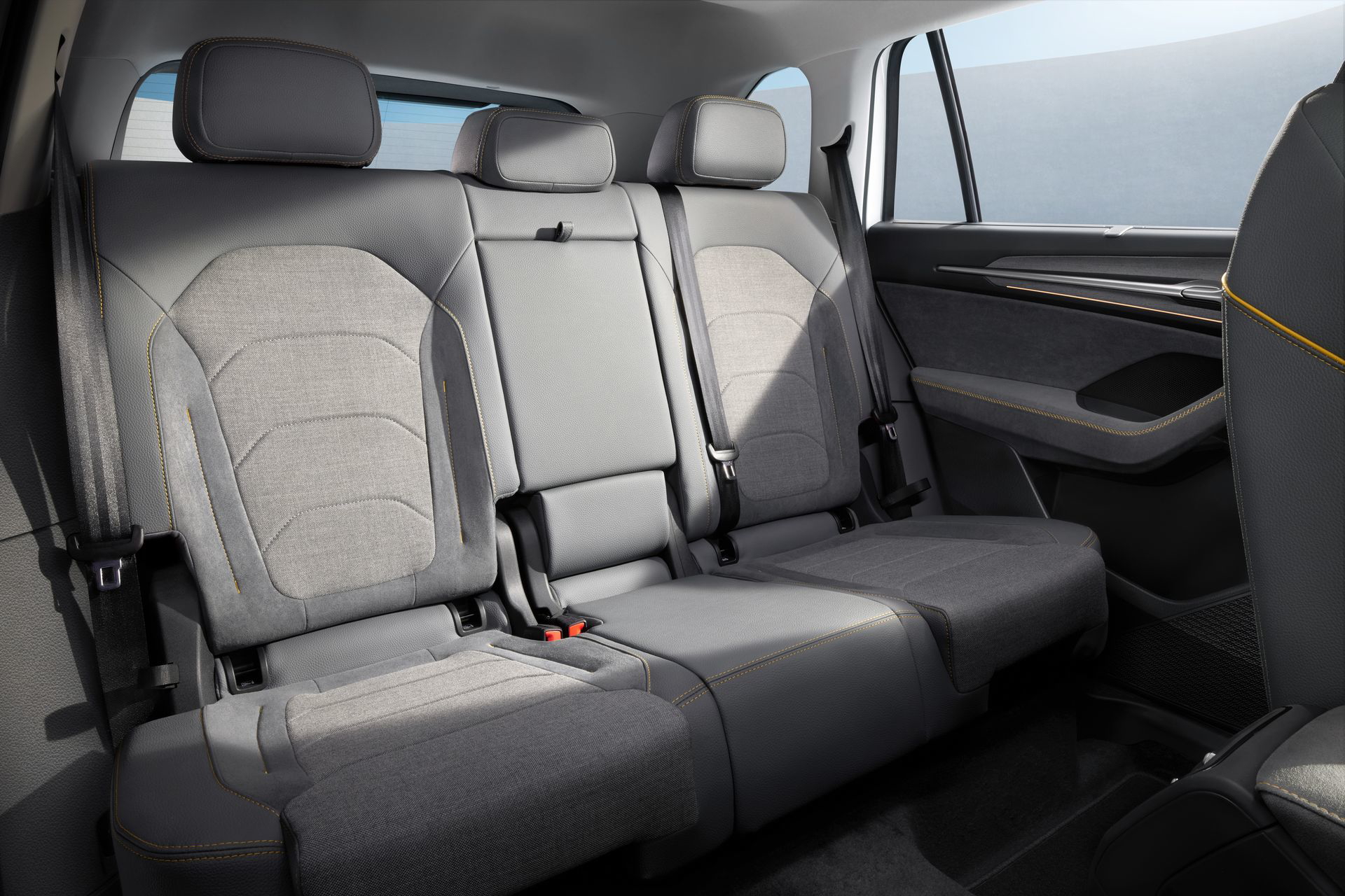 Vista de la fila trasera de asientos del Škoda Kodiaq 2024, tapicería en tonos grises.
