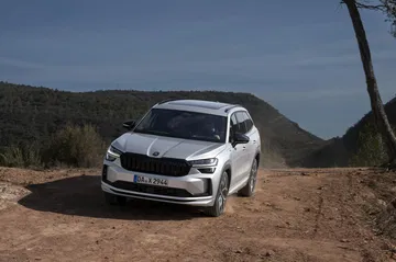El Škoda Kodiaq 2024 muestra su robustez en terreno irregular, destacando su frente amplio y líneas laterales.