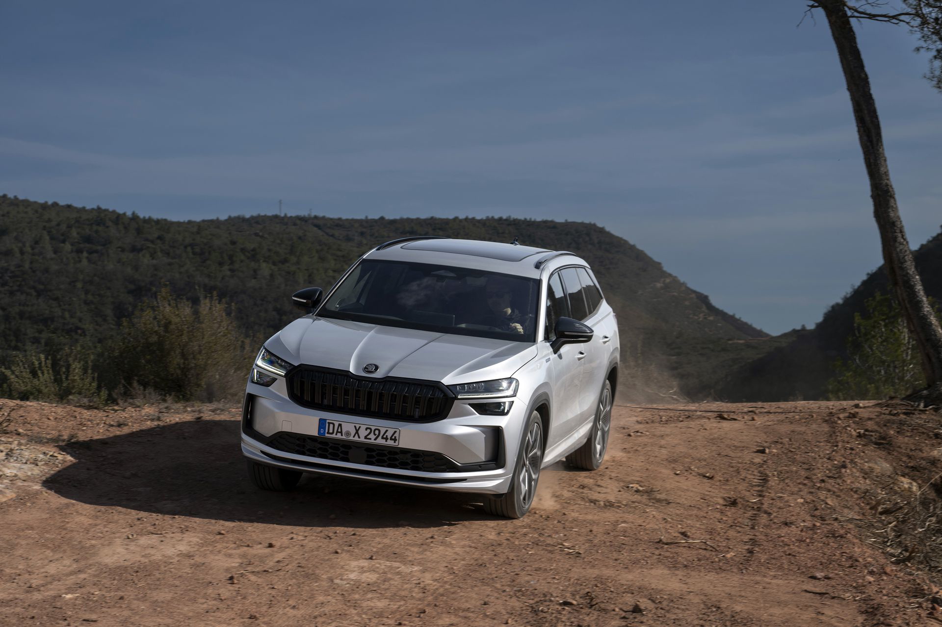 El Škoda Kodiaq 2024 muestra su robustez en terreno irregular, destacando su frente amplio y líneas laterales.