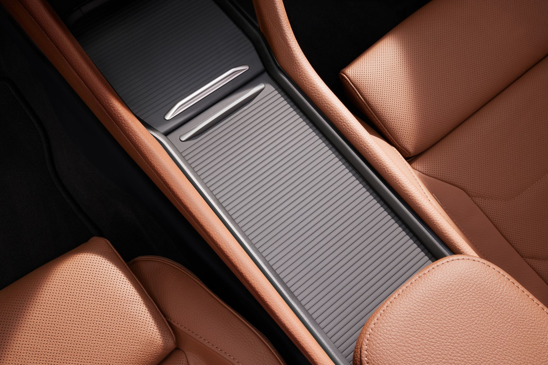 Vista superior de la consola central del Skoda Kodiaq 2024, con acabados en cuero y detalles metálicos.