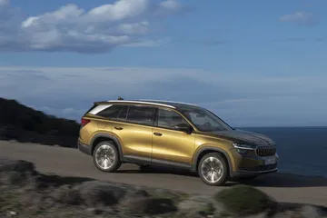 Vista dinámica del Skoda Kodiaq 2024 en carretera, con un diseño robusto y líneas definidas.