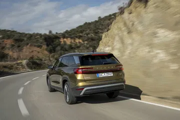 Vista dinámica del Škoda Kodiaq 2024, destacando su diseño robusto y elegante.
