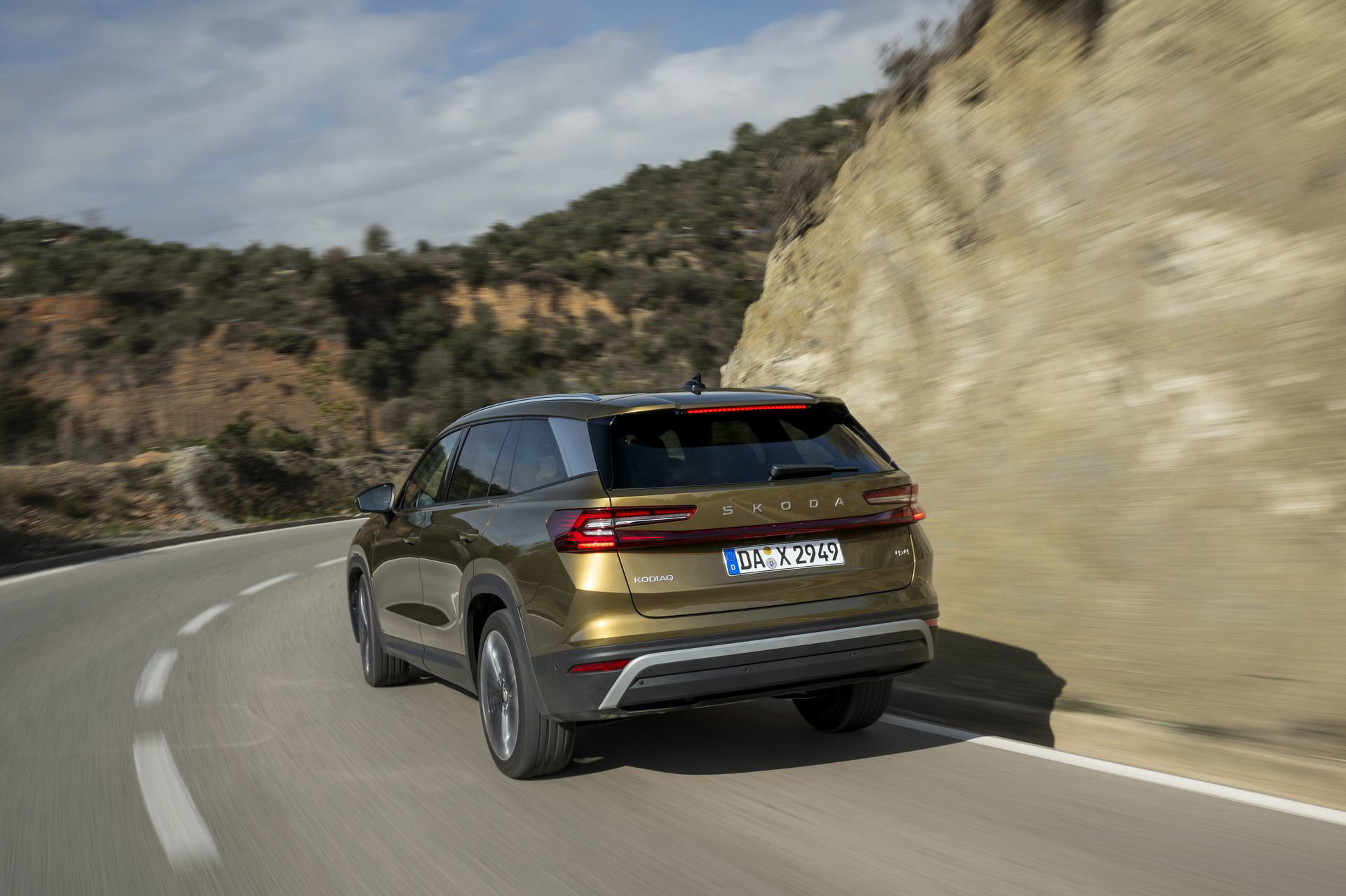 Vista dinámica del Škoda Kodiaq 2024, destacando su diseño robusto y elegante.